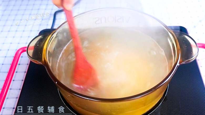 生姜苏叶散寒粥,水烧开,加米进入,搅拌几圈,小火熬粥20分钟。