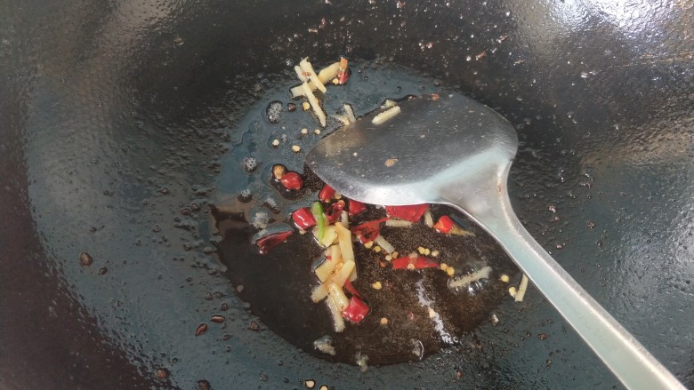 香浓家常菜  青蒜回锅肉,五花肉盛出，锅内留底油，放入生姜，辣椒爆香。