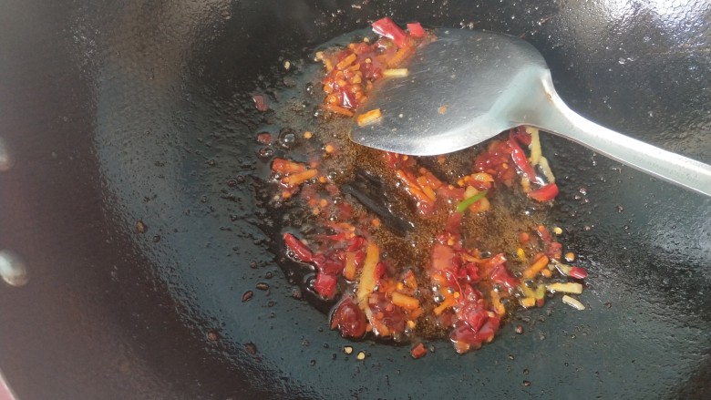 香浓家常菜  青蒜回锅肉,放入豆瓣酱，煸炒出红油。