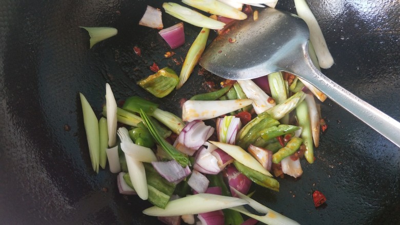 香浓家常菜  青蒜回锅肉,放入青蒜，青椒，洋葱，翻炒。