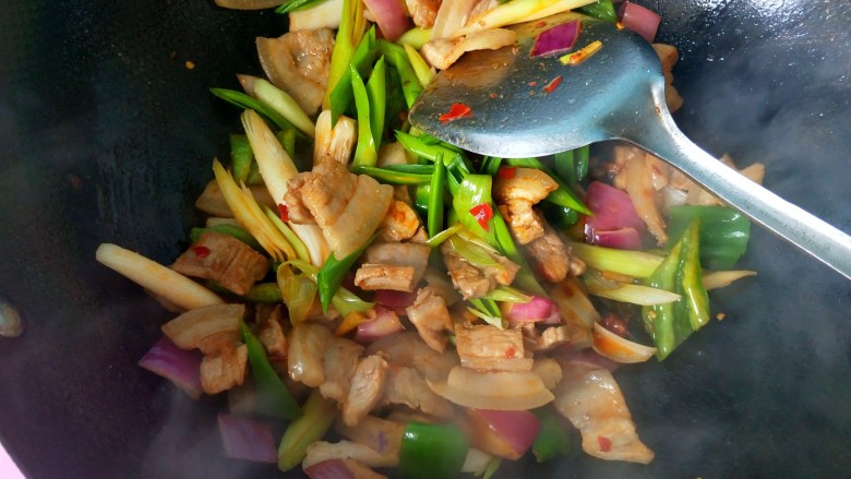 香浓家常菜  青蒜回锅肉,放大蒜叶，<a style='color:red;display:inline-block;' href='/shicai/ 720'>胡椒粉</a>，<a style='color:red;display:inline-block;' href='/shicai/ 756'>鸡精</a>，翻炒。