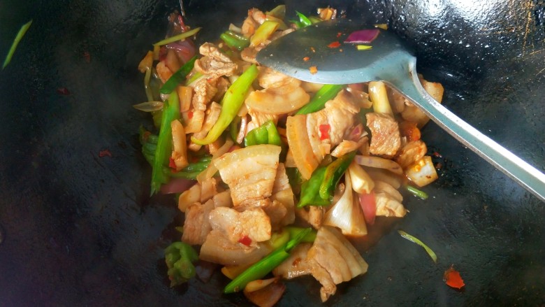 香浓家常菜  青蒜回锅肉,翻炒均匀，可以出锅了。