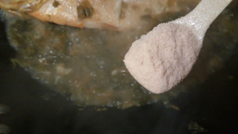 雪菜黄鱼,出锅加<a style='color:red;display:inline-block;' href='/shicai/ 813'>鸡粉</a>提鲜,