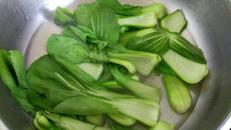 油菜蟹味菇,锅中放入适量清水,加入一勺盐,大火烧开,放入油菜烫一下关火