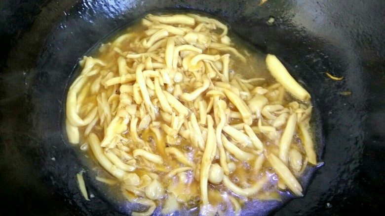 油菜蟹味菇,大火烧开,翻炒均匀关火