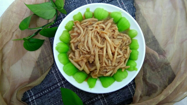 油菜蟹味菇,把蟹味菇浇到油菜上即可