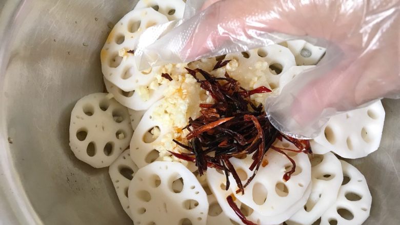 辣椒油凉拌藕片,带上一次性手套,抓匀,净置10分钟后。