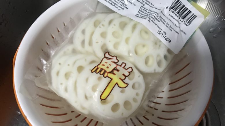 辣椒油凉拌藕片,超市里买来处理好的新鲜藕片。(也可以买带泥土的回来自己清理。