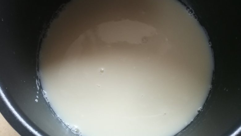 家乡小吃——姜汁红糖豆花,倒入煮好的豆浆中,快速搅拌两三下即可