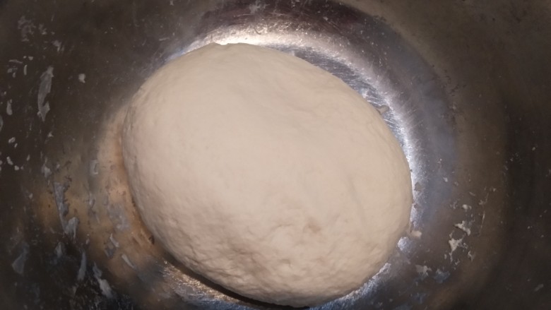 韭菜鸡蛋虾皮素包,水要一点一点的加,不要加的太多了,面团可以硬一点,揉成光滑的面团