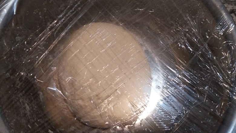 韭菜鸡蛋虾皮素包,用保鲜膜包住,放在暖气旁,开始发酵,我是头一天晚上起的面,第二天早上就好了