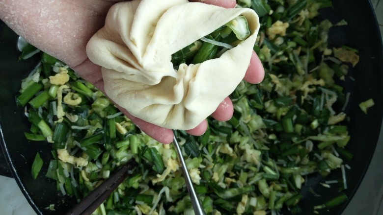韭菜鸡蛋虾皮素包,像这样包住,不会包的小伙伴们可以在网上查一些包包子的视频