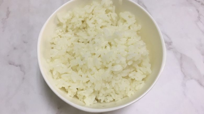 翡翠松仁饭,刚煮熟的<a style='color:red;display:inline-block;' href='/shicai/ 507'>米饭</a>一碗,不要太软
