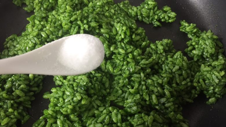 翡翠松仁饭,中小火炒到米饭干一些了加入食盐