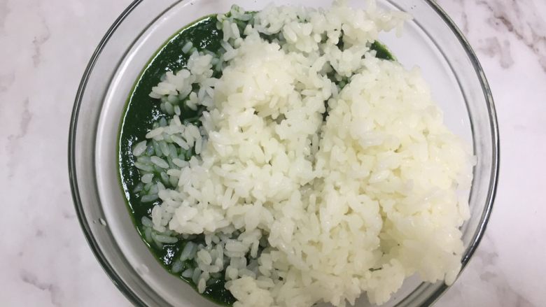 翡翠松仁饭,热米饭放入菠菜之中