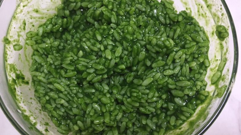 翡翠松仁饭,搅拌均匀让米饭粒吸足菠菜汁