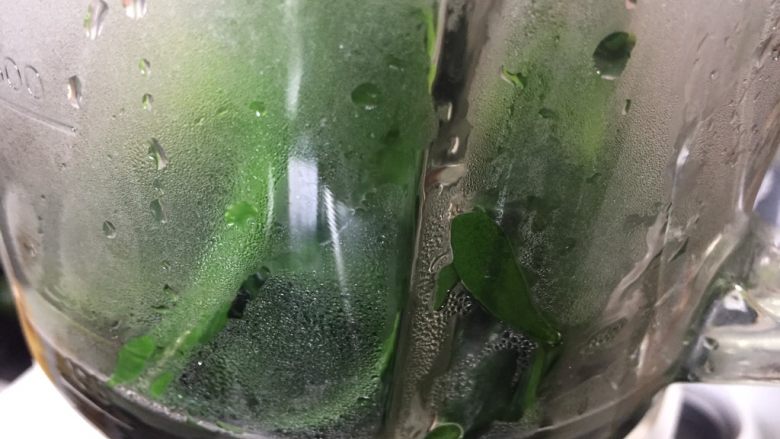 翡翠松仁饭,放入料理机打碎,可以少许加一点水的