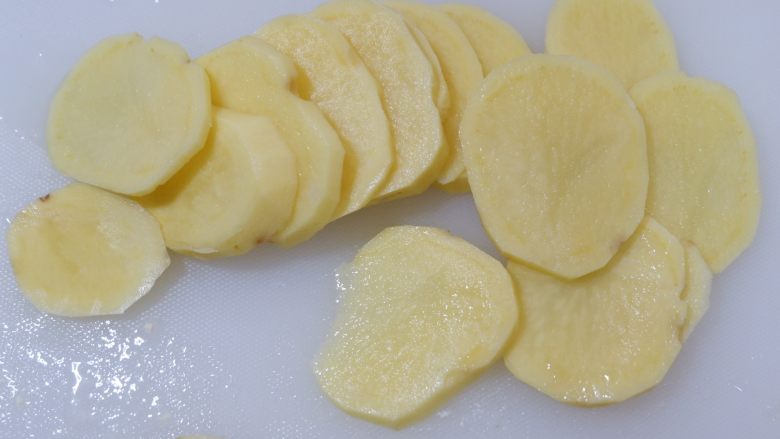完美便当方程式「11」,土豆洗净,去皮,切成厚片