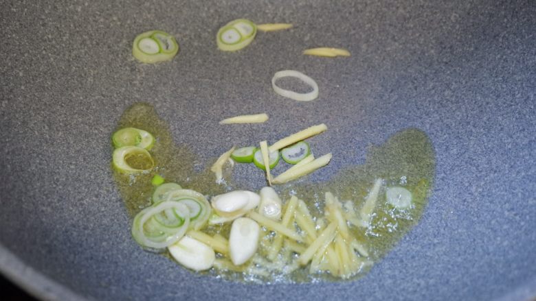 完美便当方程式「11」,锅中留少许底油烧热,下入葱段、姜丝、蒜片炒香