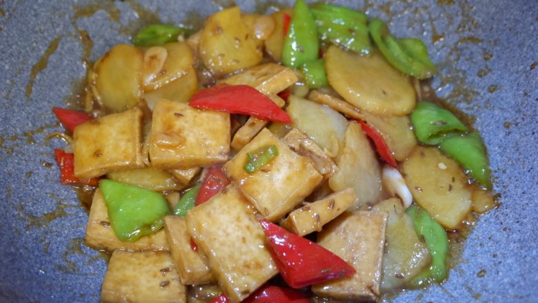 完美便当方程式「11」,撒上<a style='color:red;display:inline-block;' href='/shicai/ 146573'>孜然粒</a>,翻炒均匀即可