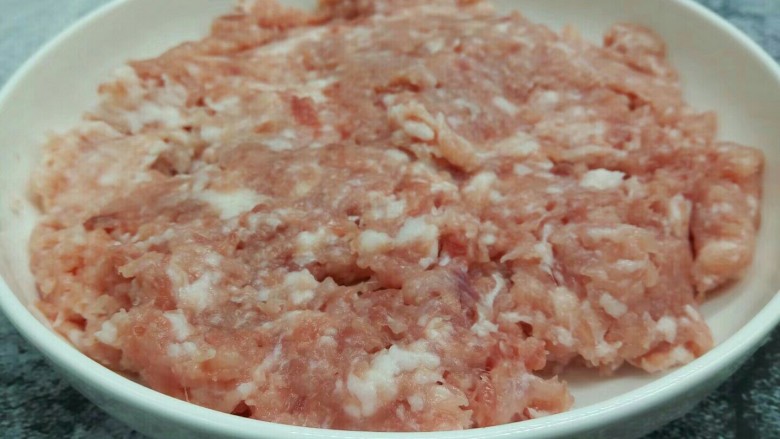 生煎包《饺子皮版》,<a style='color:red;display:inline-block;' href='/shicai/ 212002'>猪后腿肉</a>,切小块,剁成泥状