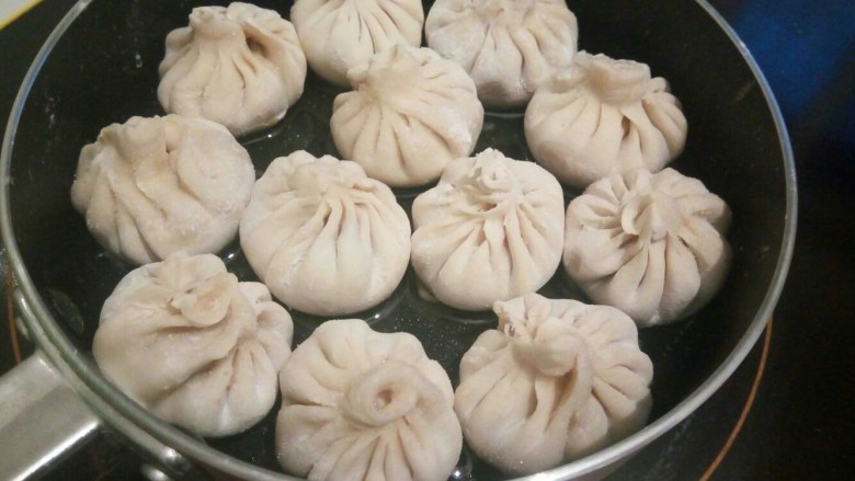生煎包《饺子皮版》,不粘锅倒入少量油,把包好的生煎包依次放入,中火煎