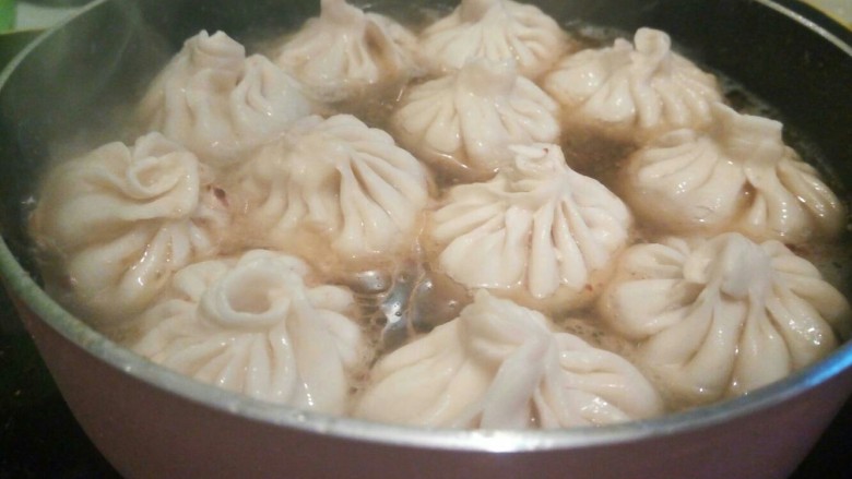 生煎包《饺子皮版》,加入适当的水,盖上锅盖,焖煮,