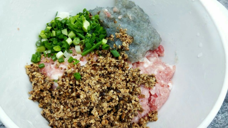 生煎包《饺子皮版》,泡发好的香菇挤干水分,切成末,加肉馅,虾泥,<a style='color:red;display:inline-block;' href='/shicai/ 3250'>葱</a>花,放一个大的容器