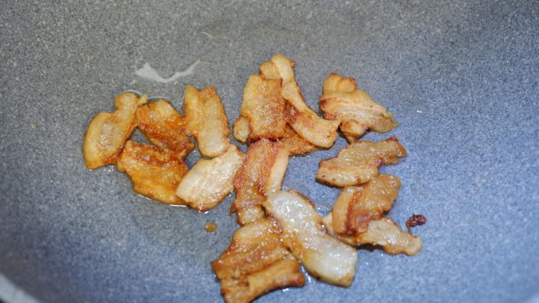 完美便当方程式「11」,一直炸制焦黄。然后沥出多余的油,猪油渣留在锅内
