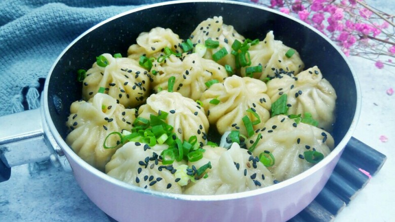 生煎包《饺子皮版》,生煎底部焦脆,咬一口,鲜味无比。