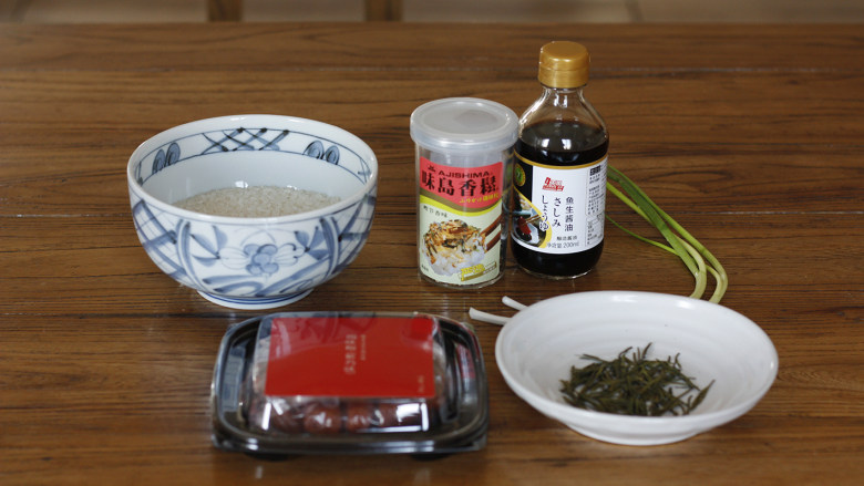 お茶漬け-茶泡饭,准备好所有材料,梅子是在某宝购入的紫苏梅。
将大米淘净入电饭煲,滴上几滴食用油后蒸熟。
<a style='color:red;display:inline-block;' href='/shicai/ 3719'>茶</a>叶泡入水中待用。