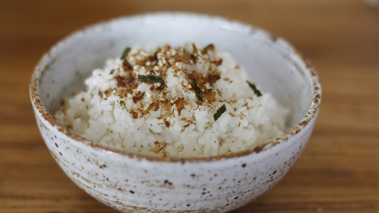 お茶漬け-茶泡饭,在顶端撒上香松,我使用的味道香松,也可以直接撒针海苔和煎芝麻。