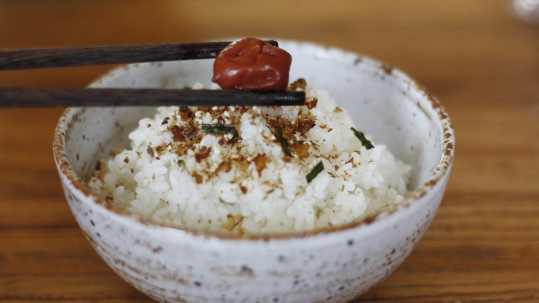 お茶漬け-茶泡饭,将紫苏梅顶端剪个十字,然后放在米饭顶端。