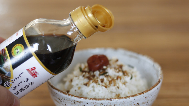 お茶漬け-茶泡饭,倒入适量的<a style='color:red;display:inline-block;' href='/shicai/ 135304'>日式酱油</a>。