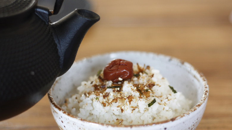 お茶漬け-茶泡饭,将泡好的茶水浇入米饭碗中。