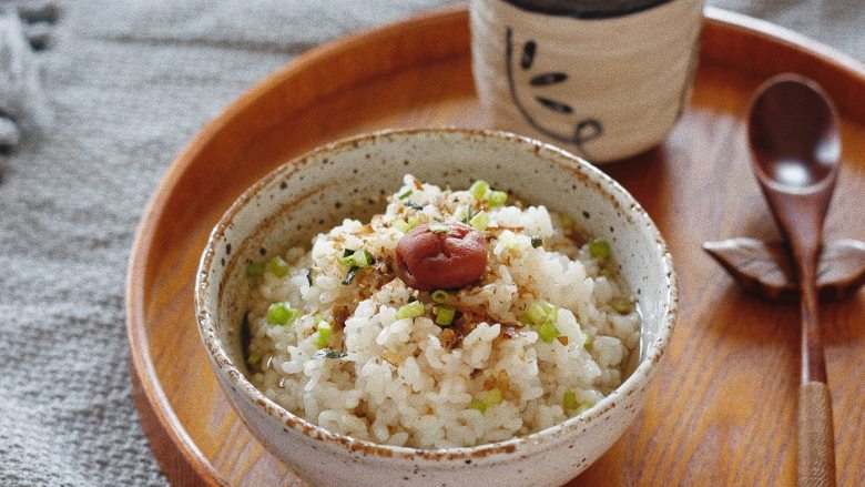 お茶漬け－茶泡饭,最后撒上香葱段，做好的泡饭尽快食用～