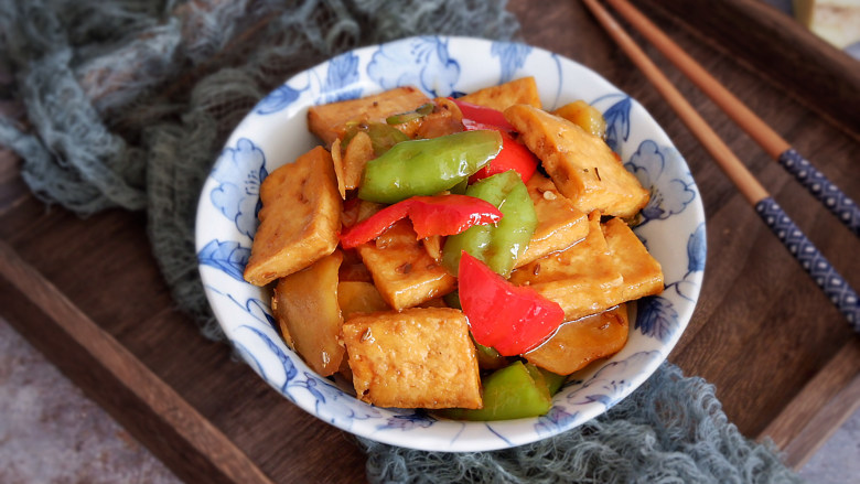 完美便当方程式「19」,孜然<a style='color:red;display:inline-block;' href='/shicai/ 23'>土豆</a>烩<a style='color:red;display:inline-block;' href='/shicai/ 465'>豆腐</a>:<a style='color:red;display:inline-block;' href='/shicai/ 465'>豆腐</a>是我国素食菜肴的主要原料,在先民记忆中刚开始很难吃,经过不断的改造,逐渐受到人们的欢迎,被人们誉为“植物肉”。<a style='color:red;display:inline-block;' href='/shicai/ 465'>豆腐</a>可以常年生产,不受季节限制,因此在蔬菜生产淡季,可以调剂菜肴品种。