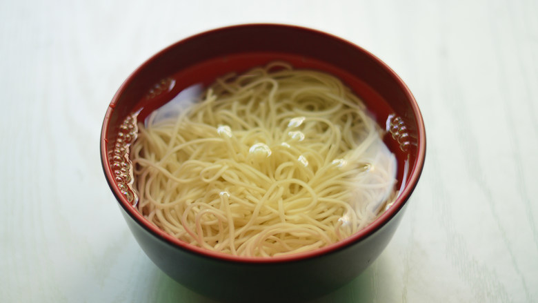 芝香菌菇拌面,煮好后,捞出放入凉开水中侵泡一会,面条口感会更筋道