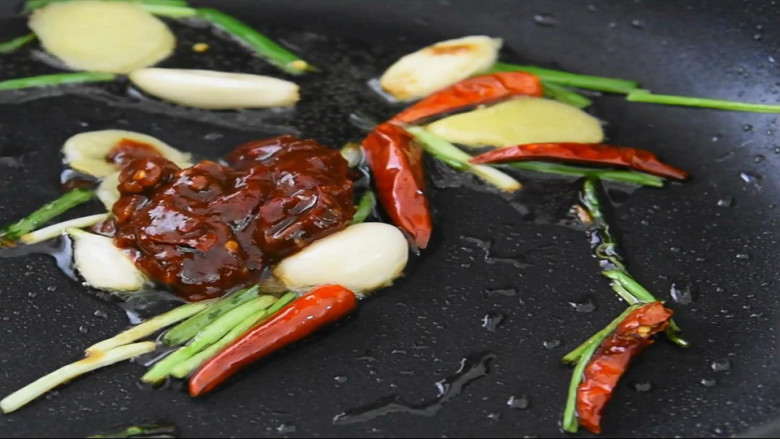 唤醒味蕾的极致美味—红红火火香辣虾,热锅冷油,放入姜片、蒜头、干辣椒、葱段、豆瓣酱炒出红油。
再把炸虾放入锅中炒。