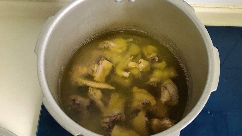 原汁鸡汤焯凤尾菜,打开盖子,金灿灿的鸡汤已经呈现了