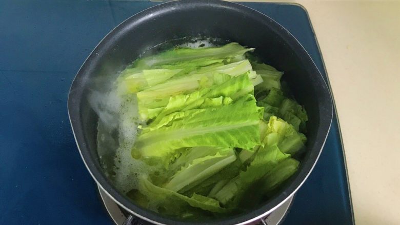 原汁鸡汤焯凤尾菜,大火煮开后先放入菜梆子部分,这个不容易熟,所以要先煮一会儿