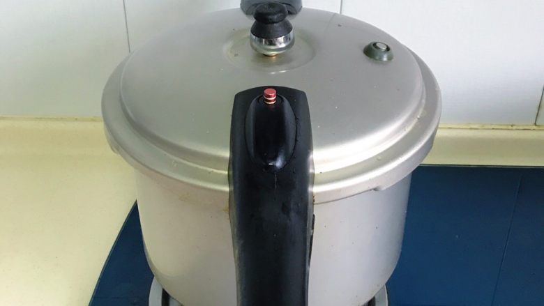 原汁鸡汤焯凤尾菜,大火煮开,上汽后再煮十分钟左右