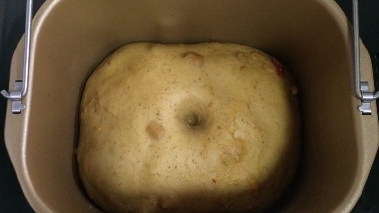 红枣枸杞软欧包,面团发至2倍大,手指沾面粉戳孔,不塌陷不回弹即可。