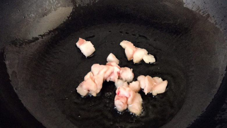 新疆抓饭,热锅内倒入适量食用油,再放入羊油小块,煸出羊油;