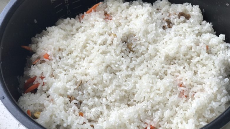 新疆抓饭,铺上泡好的大米;