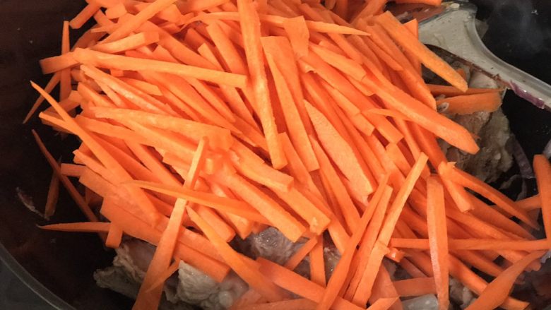 新疆抓饭,加入胡萝卜翻炒;