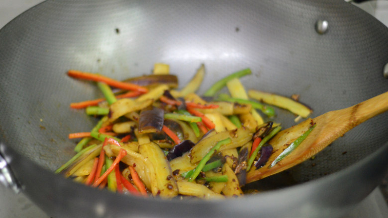 辣酱烧茄子,放入青红椒,翻炒至断生