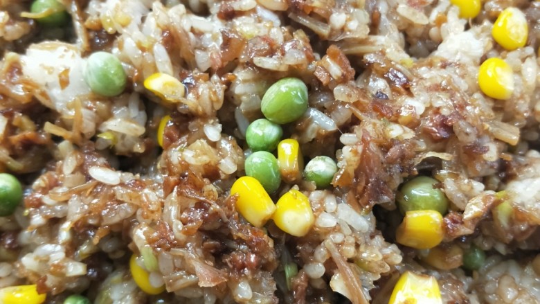 腊肉干贝虾仁糯米烧麦,翻炒均匀,至糯米腊肉干贝虾仁馅熟了。
