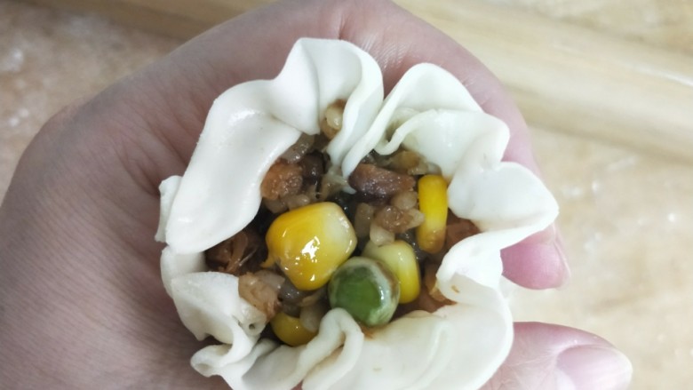 腊肉干贝虾仁糯米烧麦,用左手虎口收起来,右手大拇指把馅往中间挤一下,虎口继续收紧,掐出腰身哈哈( •̀∀•́ )