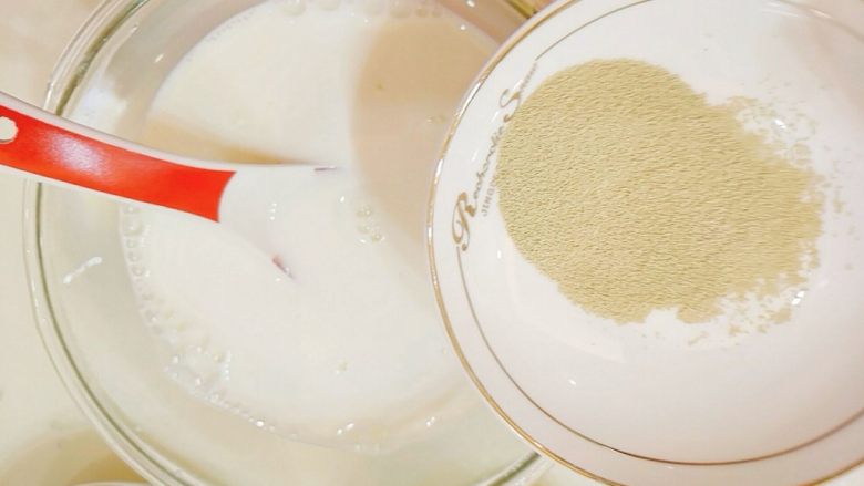 牛奶夹糖白馒头,加酵母,稍微搅动,现在气温还较低,静置10-15分钟,让酵母活化。